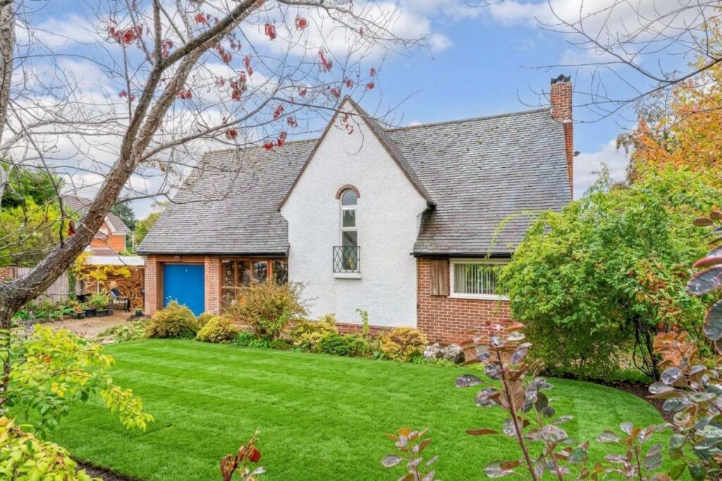 3-bed detached on Elcombes Close, Lyndhurst, SO43, £850,000
