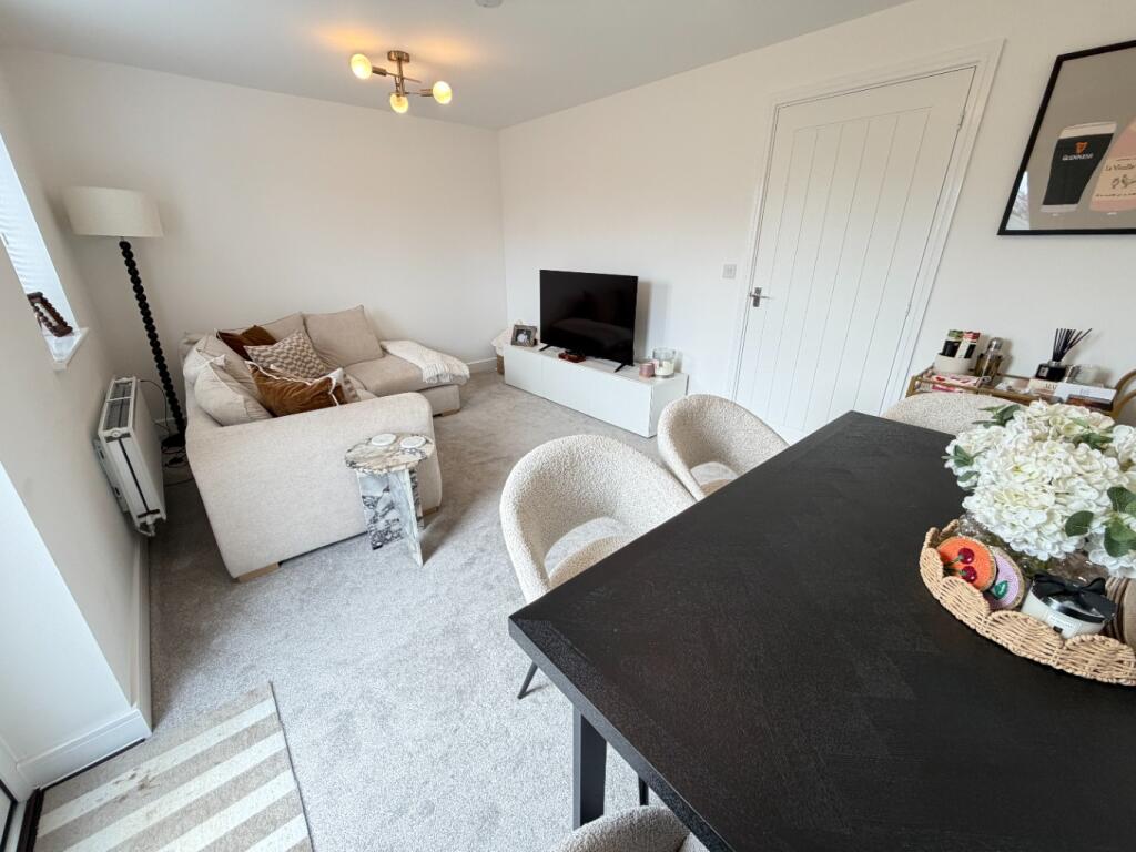House in Houghton Regis, Bidwell, Central Bedfordshire - View 4