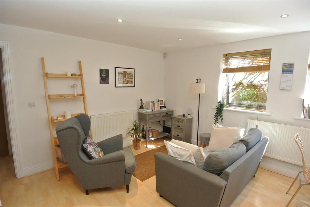 Apartment in Twickenham - More