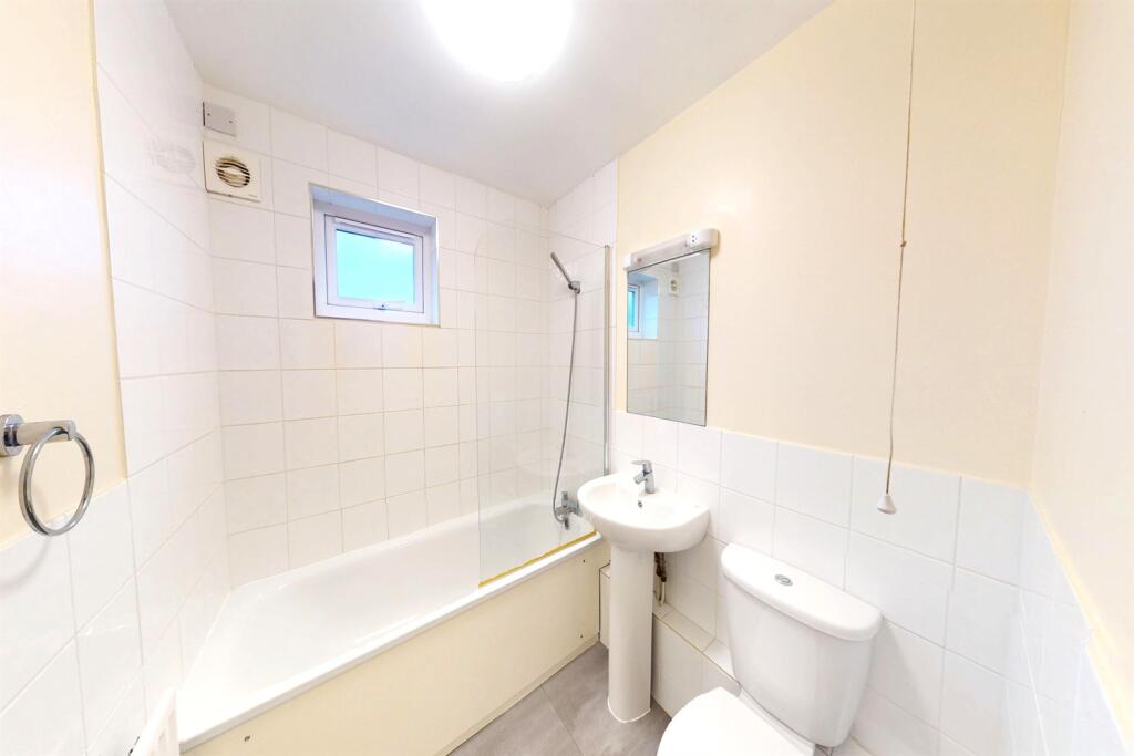 Apartment in Ilford - View 4