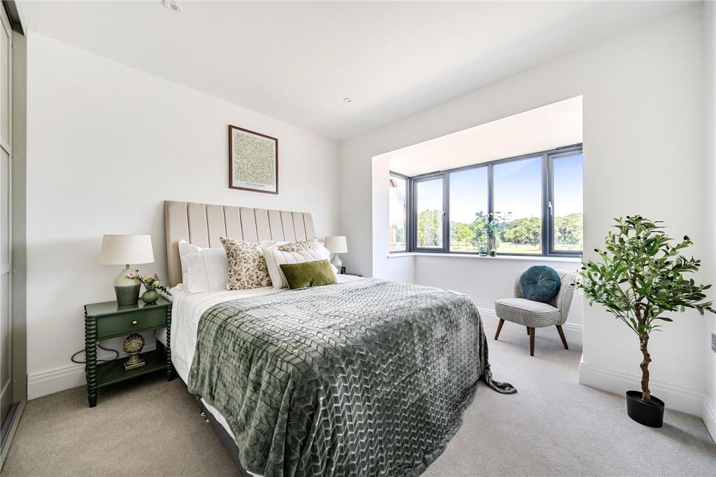 House in Surrey Heath, Dettingen Park, Heatherside - More