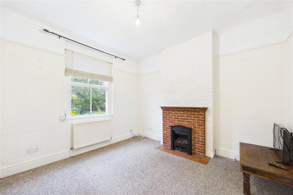 House in Basingstoke and Deane, South View, Oakridge - View 2