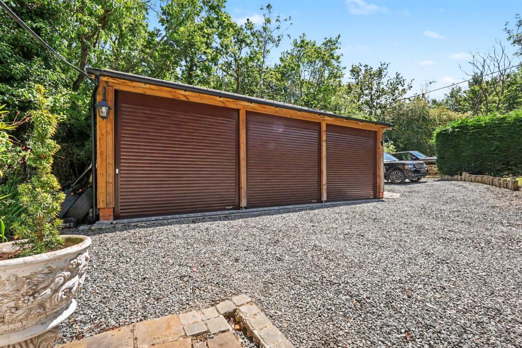 House in Rochford, Hockley - More