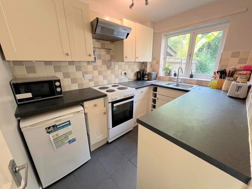 Eastlands, New Milton, Hampshire. BH25 5PH photo 2