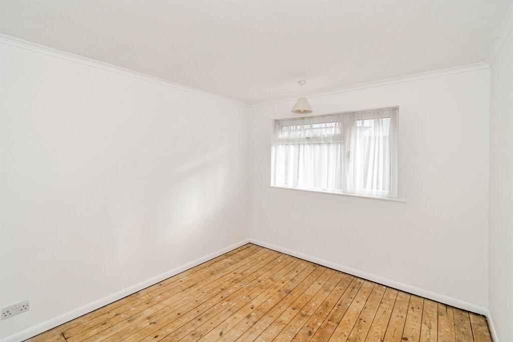 Crowther Close, Southampton photo 3