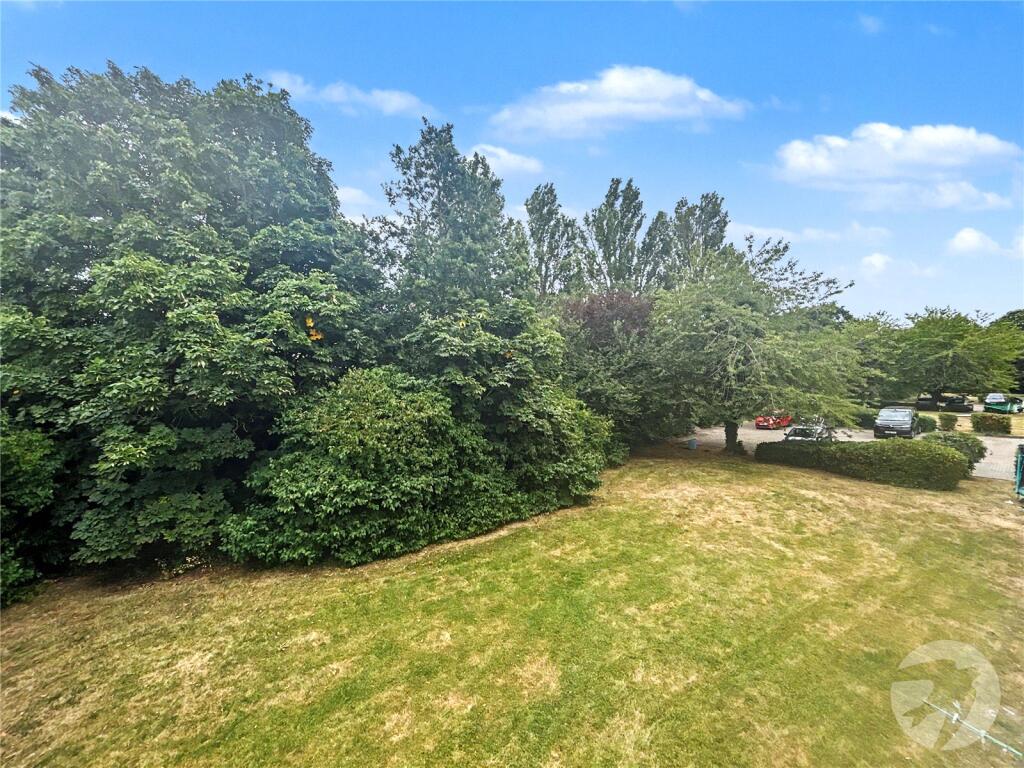 Apartment in London, Albany Park - View 3
