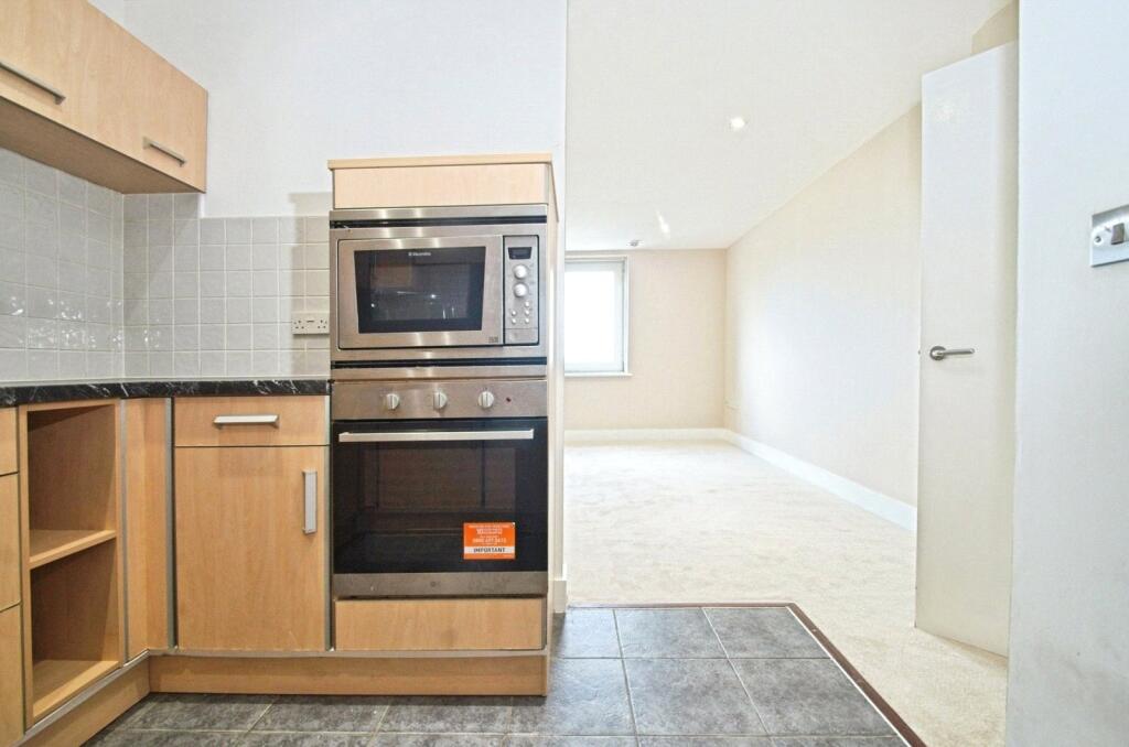 Apartment in Cardiff, Grangetown - More