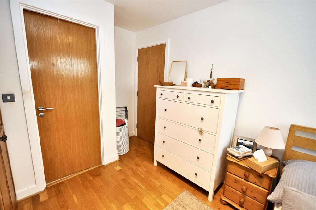 Apartment in Coventry - More