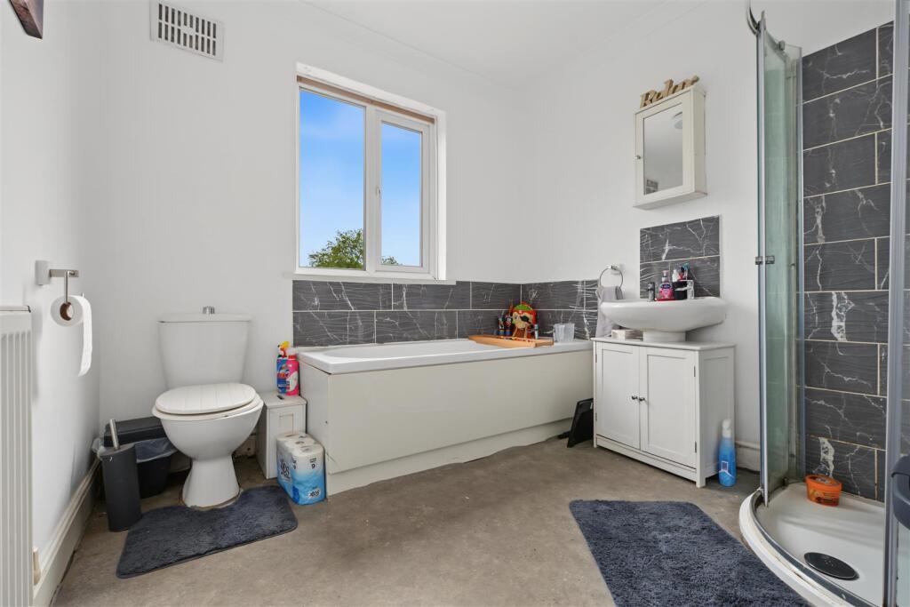 Cambridge Crescent, Stapleford, Nottingham - More