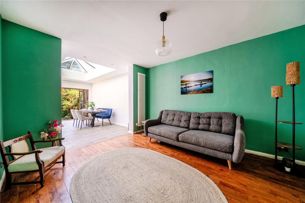 House in Kingston upon Thames - More