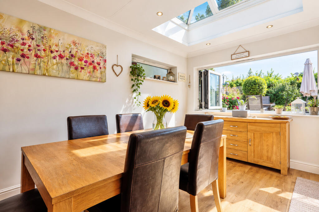 House in Rochford, Hockley - More