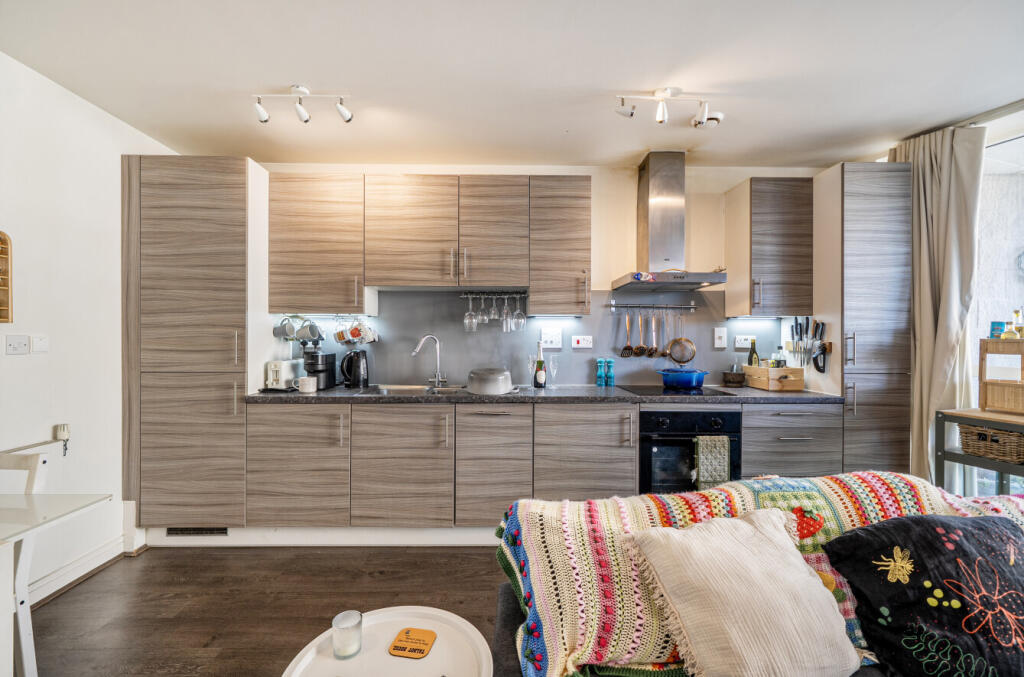 Apartment in Southall - View 4