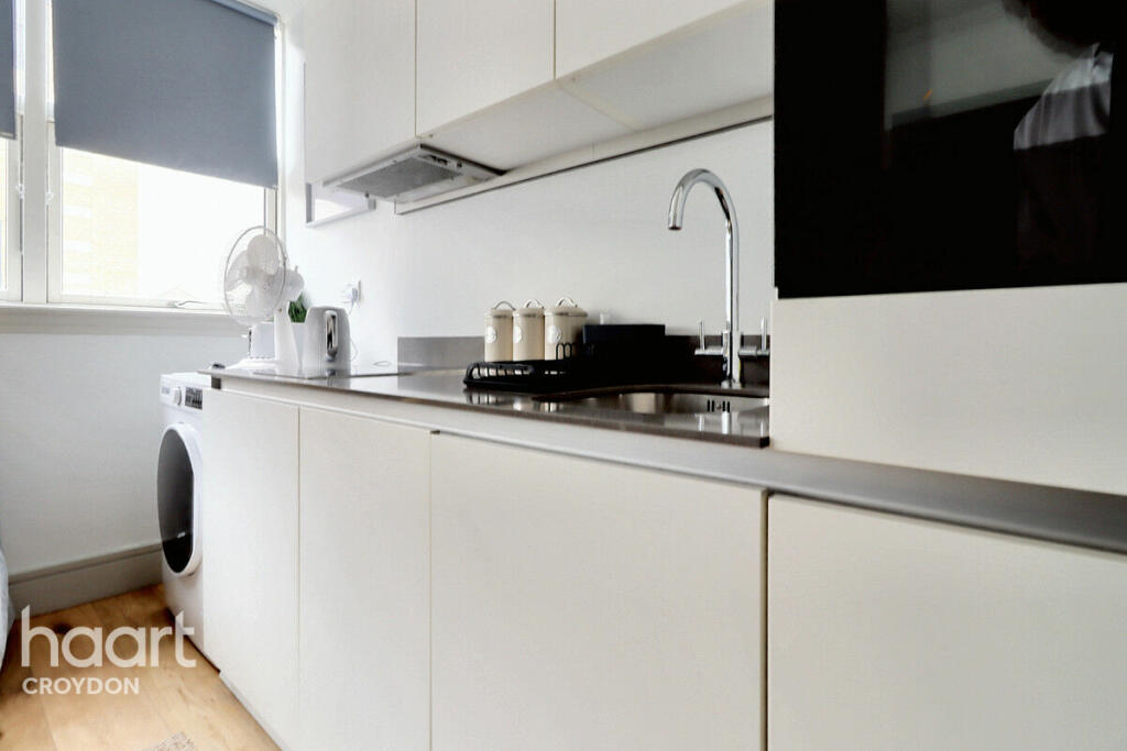 Studio flat on Church Street, Croydon, £130,000