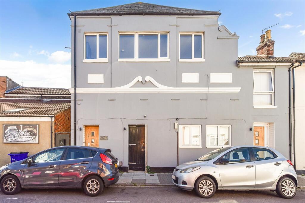 Apartment in Portsmouth, Southsea - More