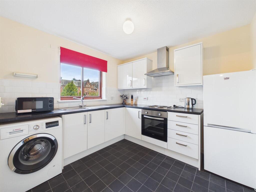 Apartment in Paisley, Renfrewshire - More