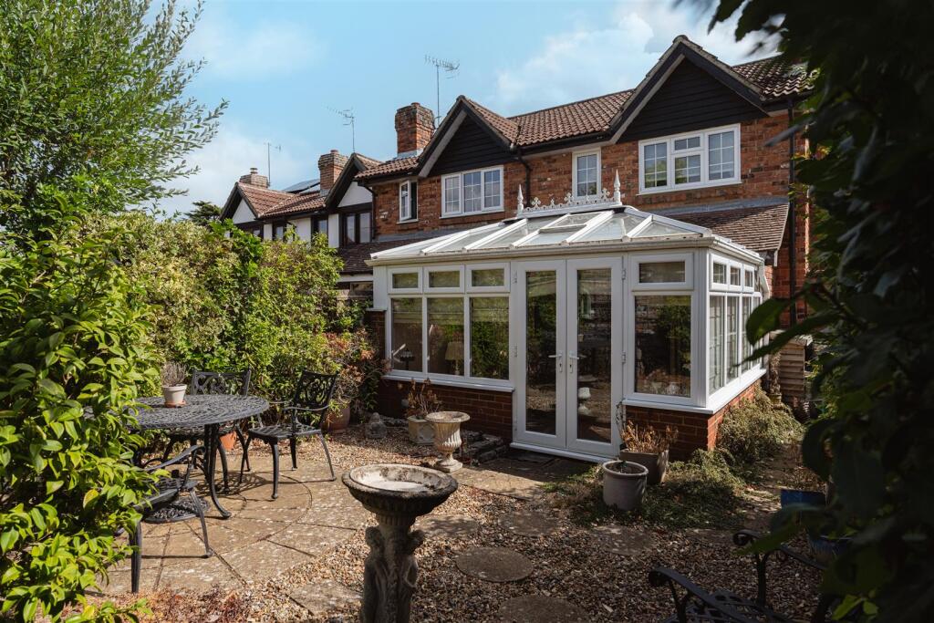 House in Tandridge, Bletchingley - More