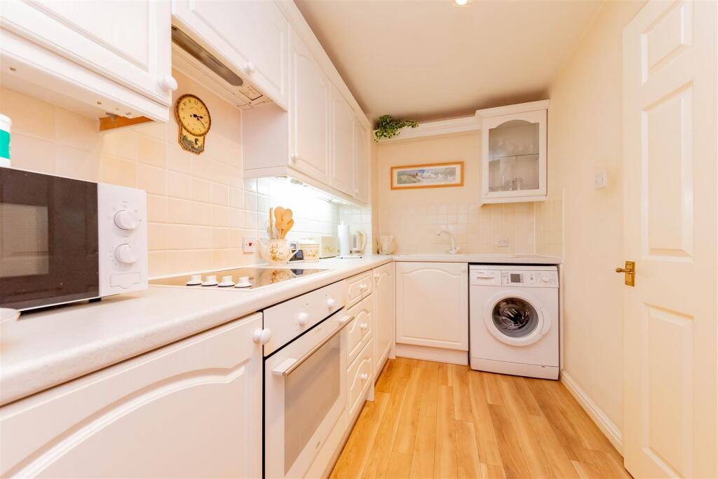 Apartment in Surrey Heath, Camberley - View 3