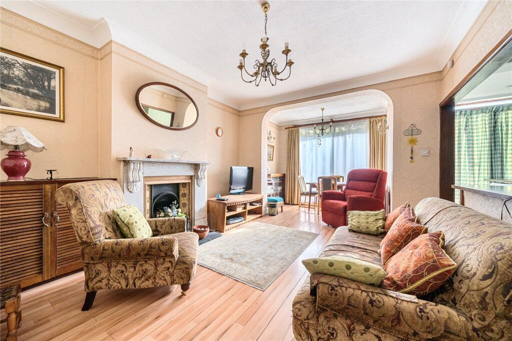 Broomfield Lane, Palmers Green, London, N13 photo 3