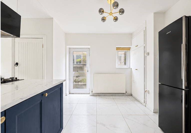 House in Sutton - View 3