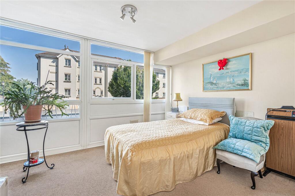 Apartment in Woking, Surrey - More