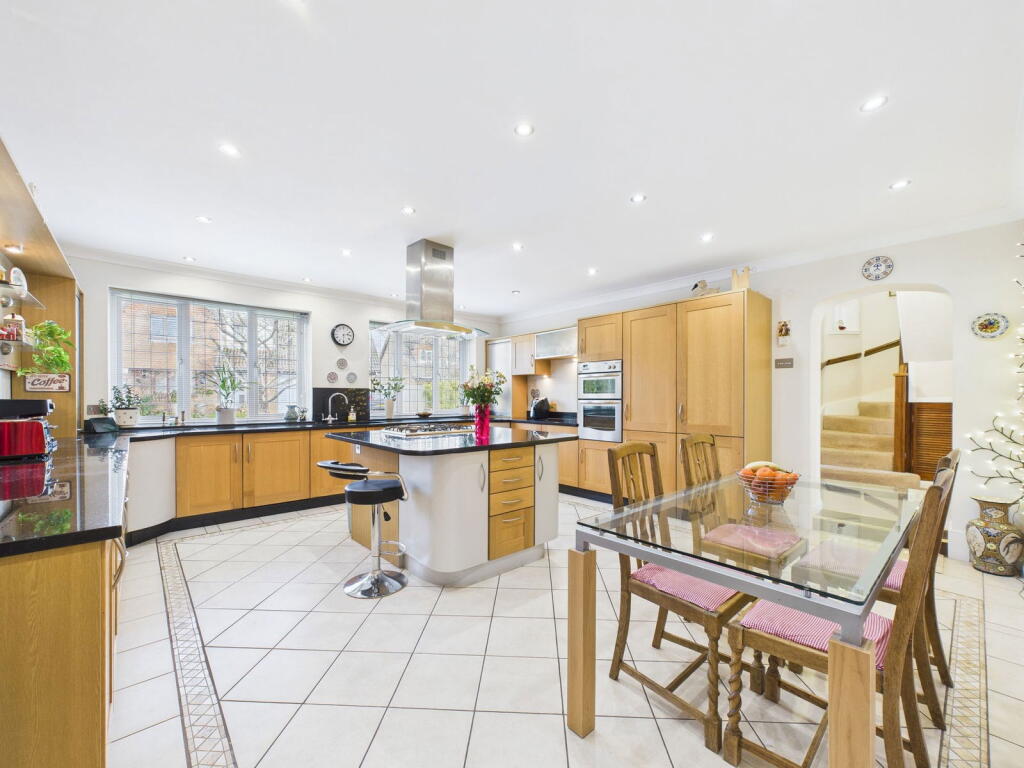 Tennyson Close, Horsham image 3