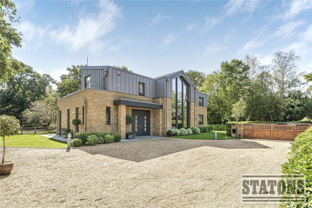 High Road, Essendon, Hatfield, Hertfordshire, AL9