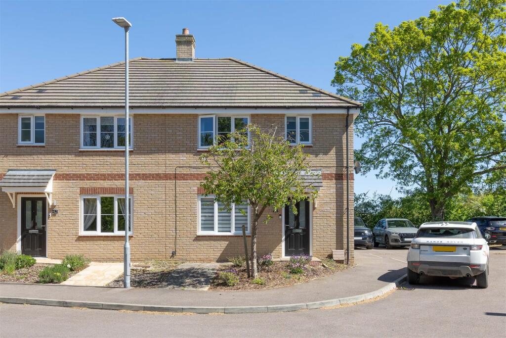 3-bed semi-detached on Rook Tree Lane, Stotfold, Hitchin, Herts SG5 4DQ, £133,000