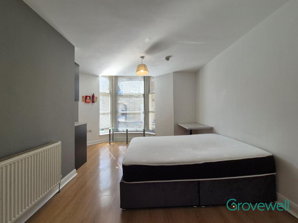 Apartment in Kirklees, Shearing Cross, Hillhouse - View 3