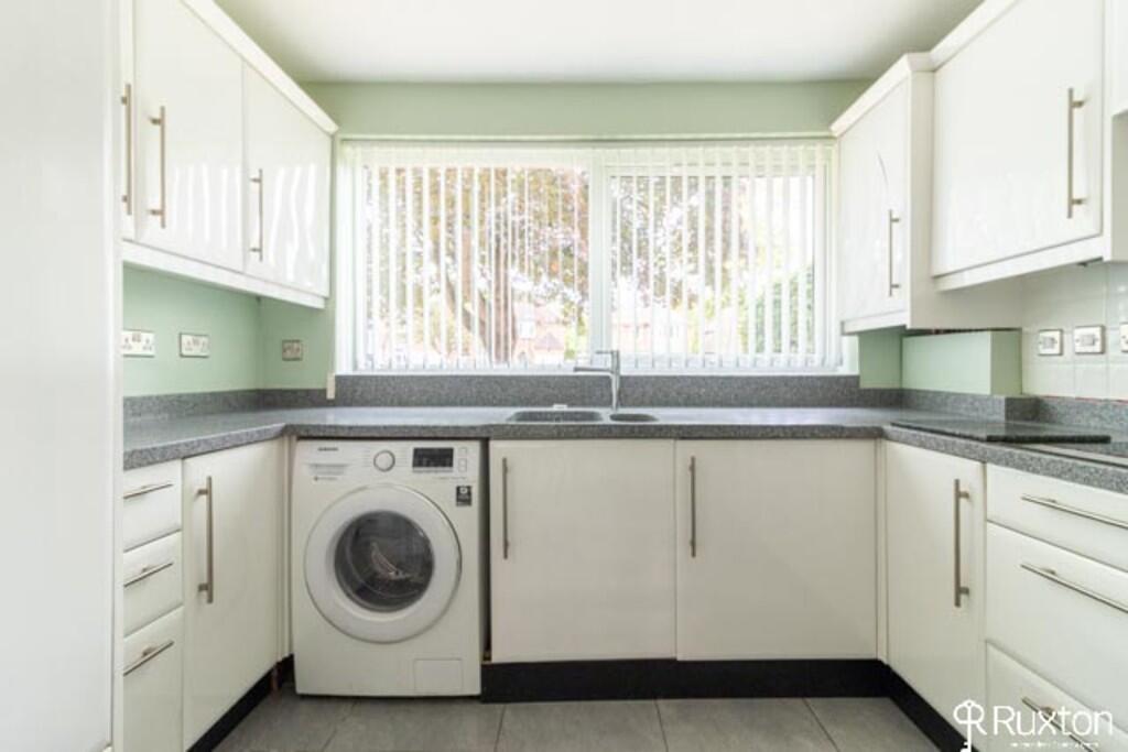 Apartment in Solihull, Sharmans Cross - View 4