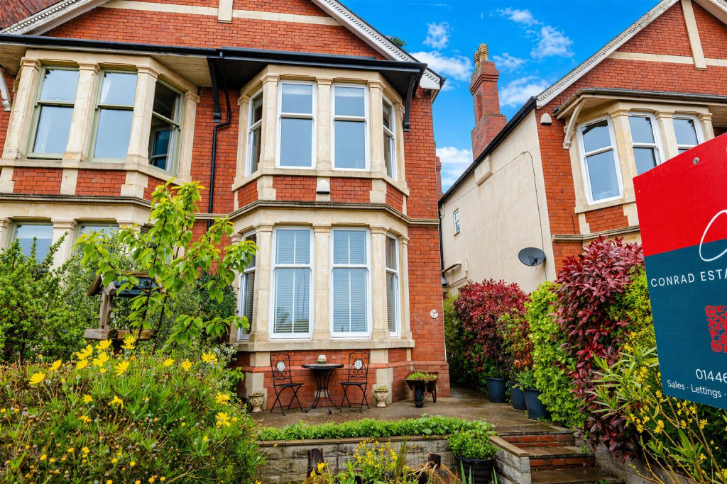 Main image of property: The Parade, Barry