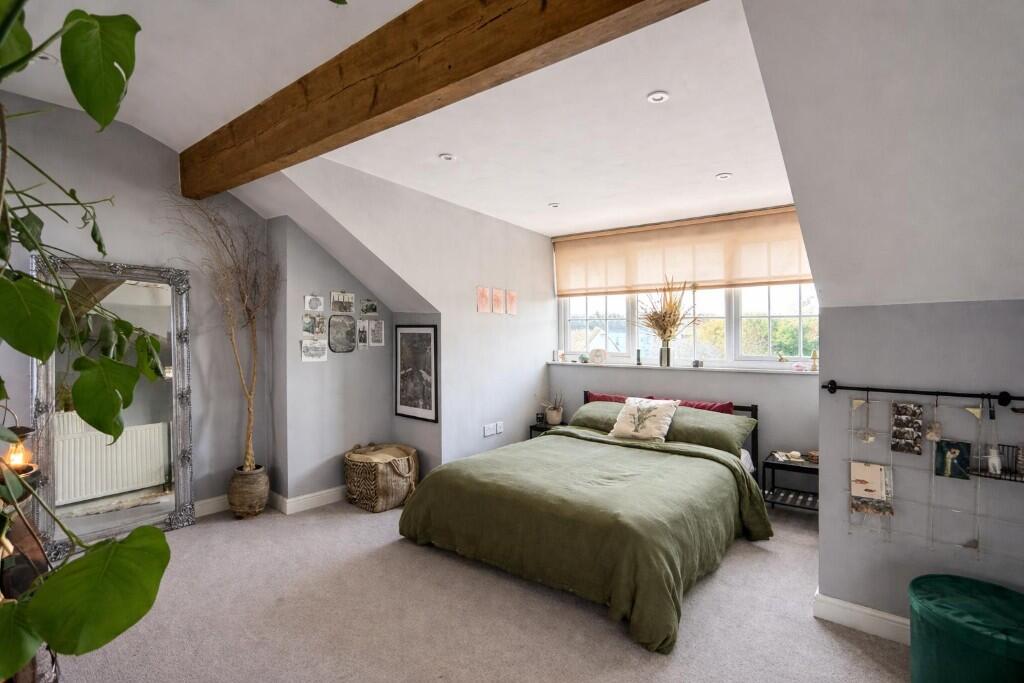 House in Leeds, Howlett Cross - More