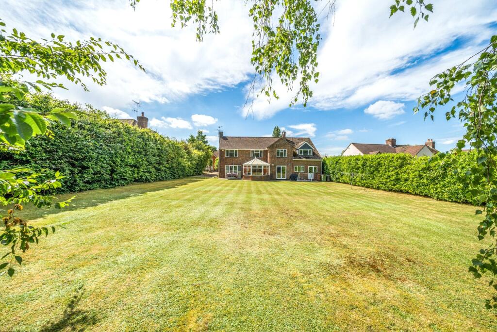 High Park Avenue, East Horsley, KT24 photo 2