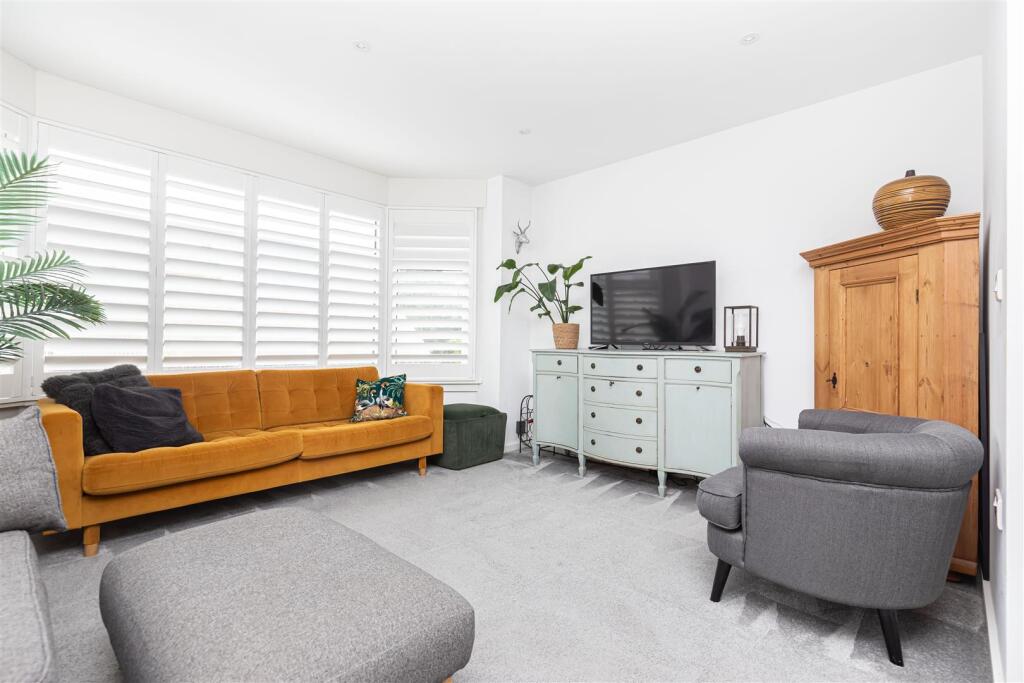 Main image of property: Stunning 1st Floor Apartment in Richmond Park Avenue