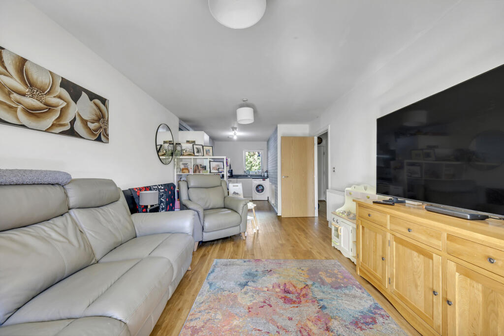 Apartment in London, Rush Green - View 5