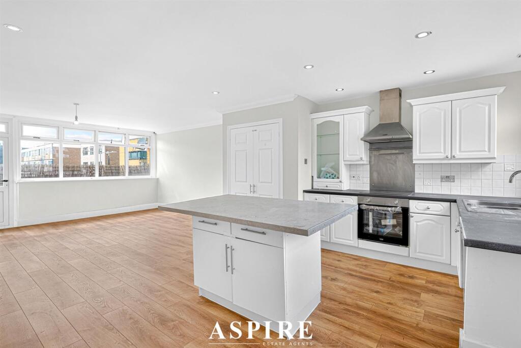 Apartment in Thurrock, Essex - View 3