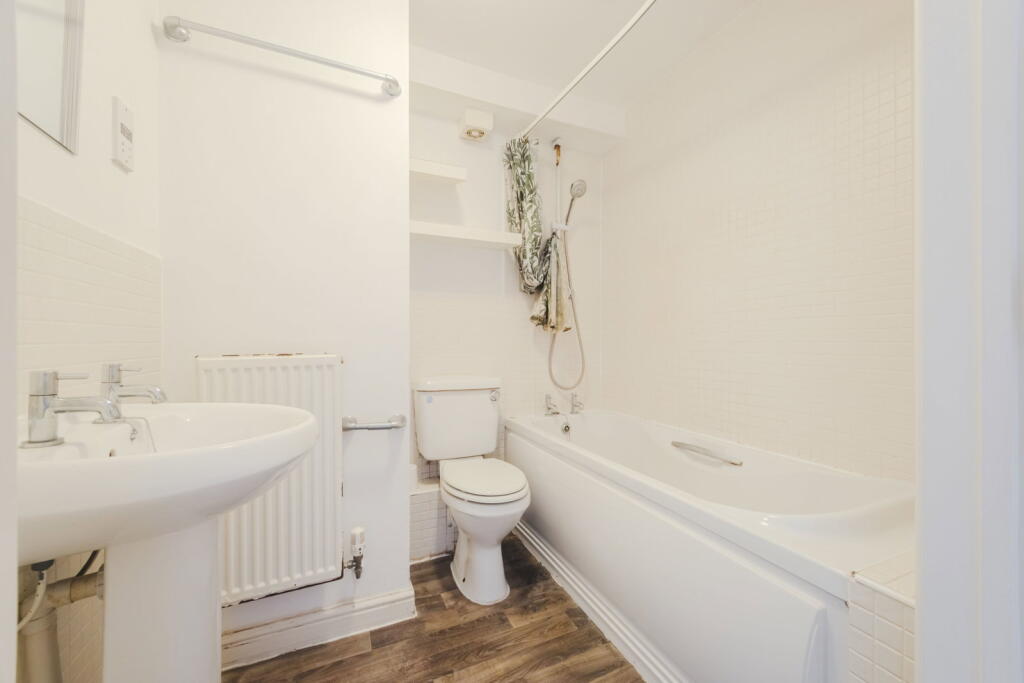 Apartment in Swindon, Haydon Wick - More