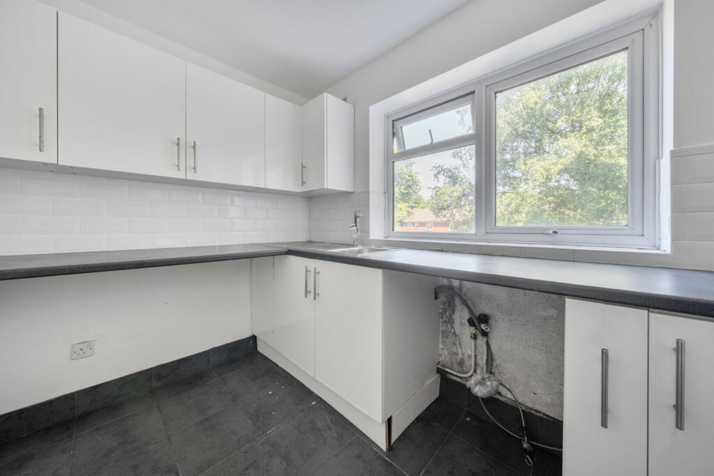 Apartment in Basingstoke and Deane, Cranbourne, Kings Furlong - More