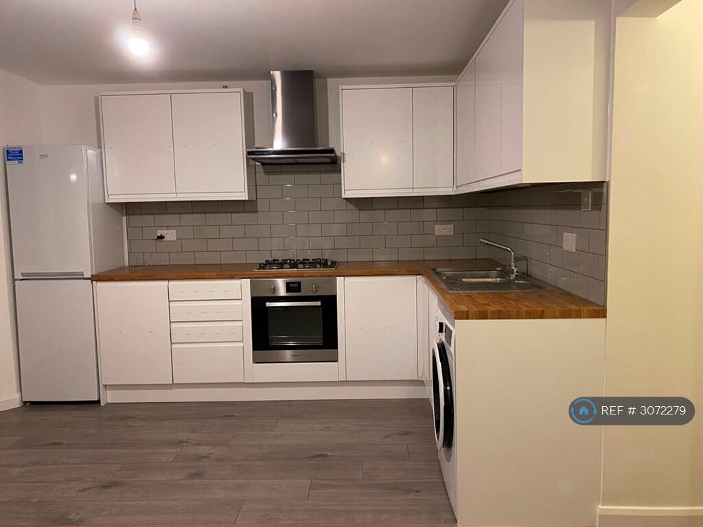 Apartment in Slough - View 4