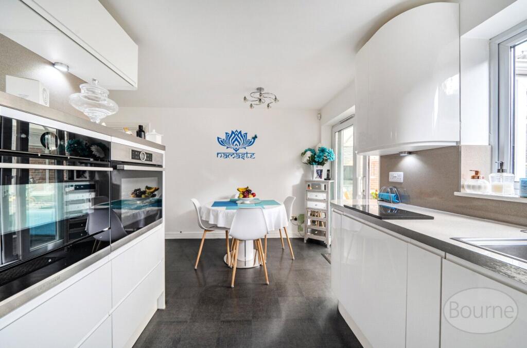 House in Woking, Brookwood - More