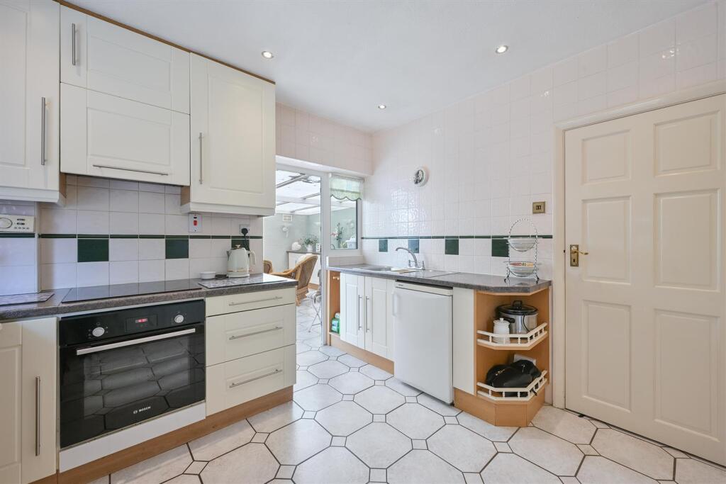 House in Sutton - View 4