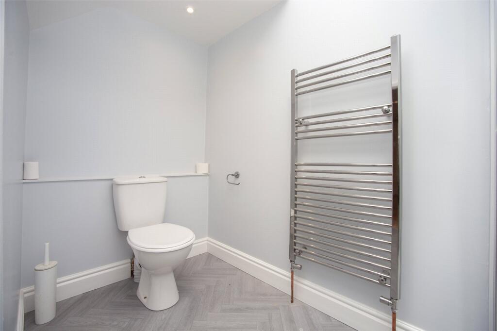 House in Cheltenham, Lynworth, Cleevemount - More