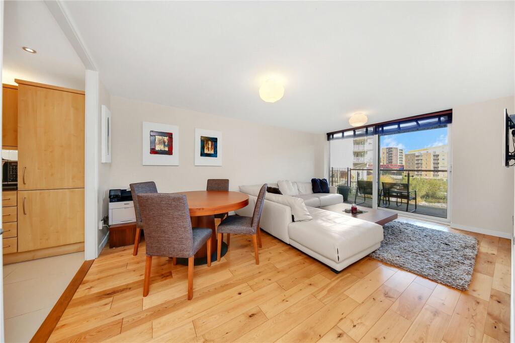 2-bed flat on Berglen Court, E14, £600,000