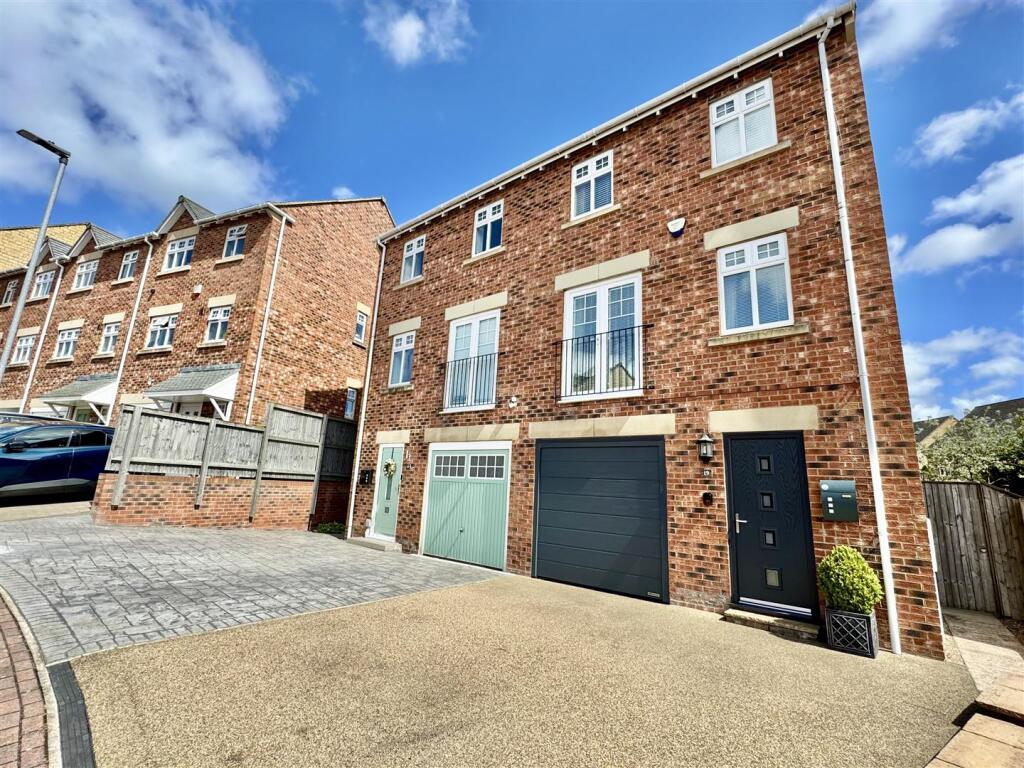 Main image of property: Heathcote Close, Woolley Grange, Barnsley, S75 5GR