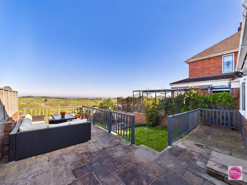3-bed detached on Bretby Lane, Bretby, Burton-On-Trent, £375,000
