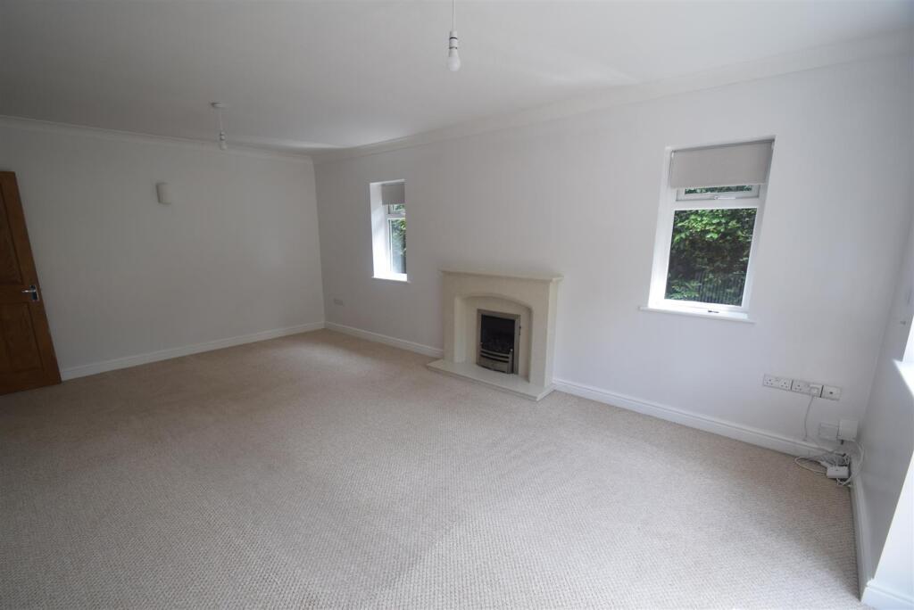 Barnfield Crescent, Wellington, Telford photo 4