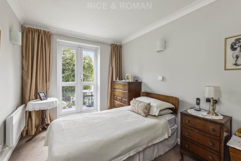 Apartment in Elmbridge, Weybridge - More
