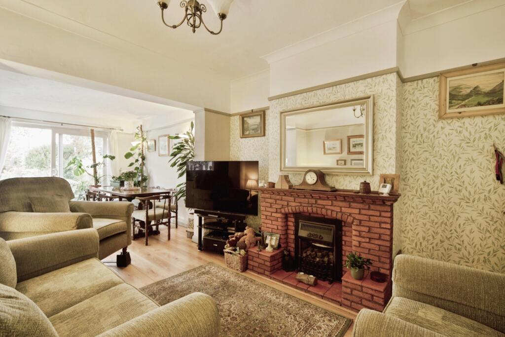 House in London, Collier Row - More