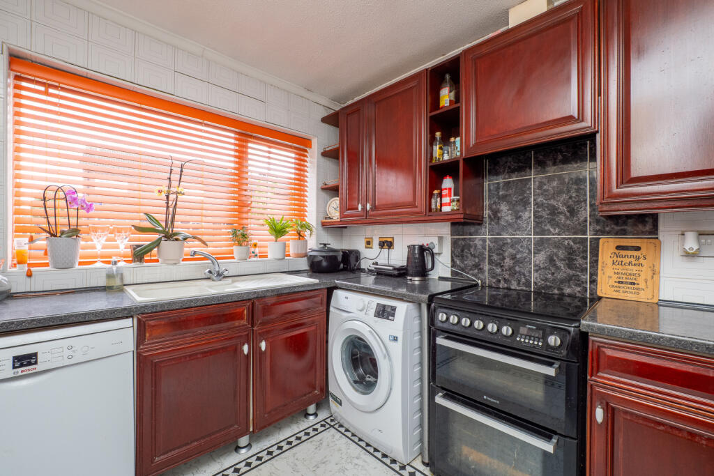 House in Sutton - View 4