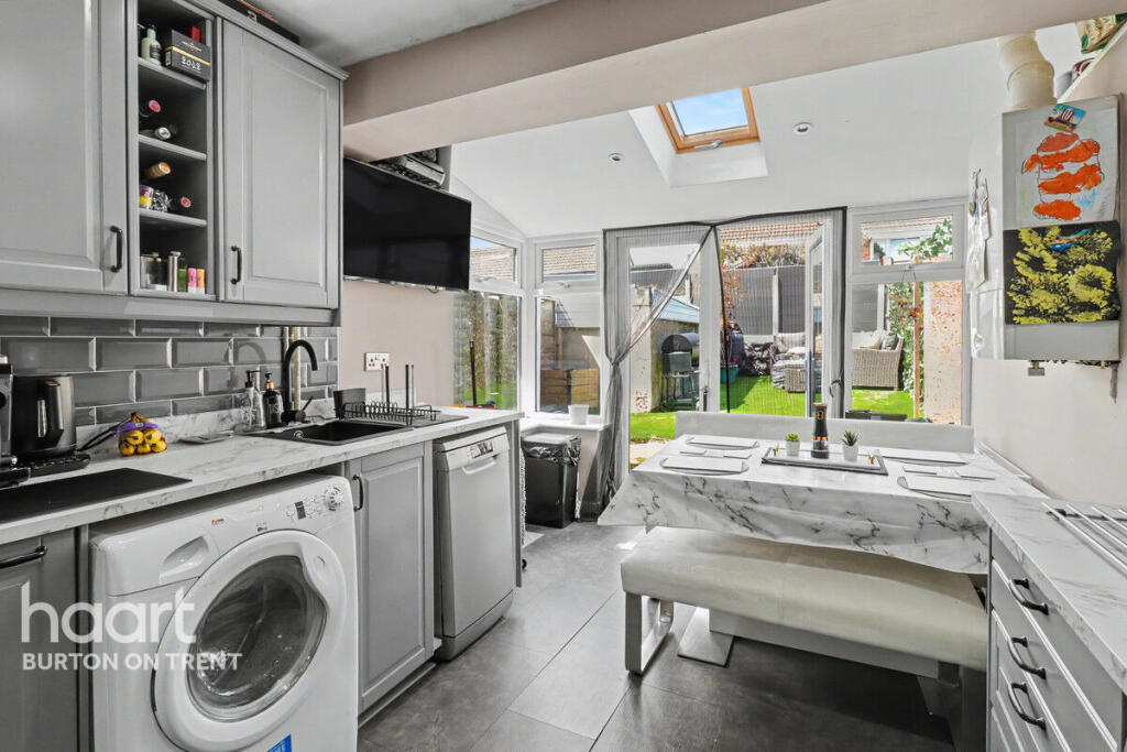 Derwent Close, Swadlincote photo 4