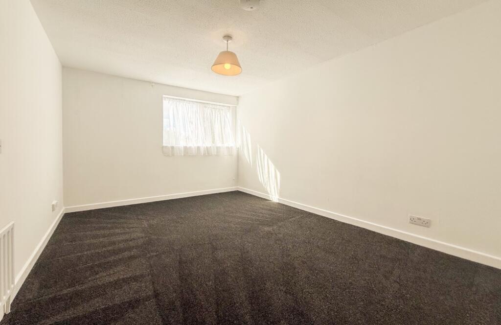 House in Basildon, Vange - More